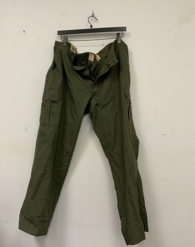 Red Head Mens Cargo Pants, 46/30, E-Comm Return - Lot 327