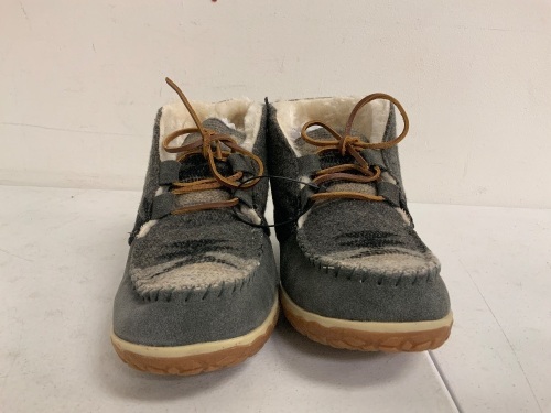 Minnetonka Womens Shoes, Size 9M, E-Comm Return - Lot 667