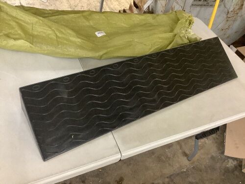 4" Rise Threshold Ramp 39" x 8.66" - Lot 374