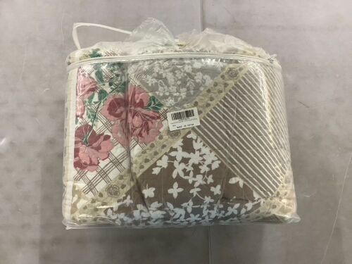 Floral Bedspread, King/Cal King - Lot 580
