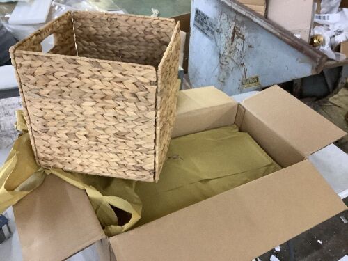 Set of 4 Collapsible Hyacinth Storage Baskets w/ Inserts - 13x13in - Lot 269