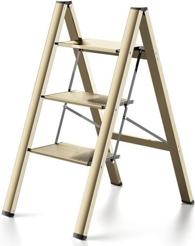 3 Step Aluminum Lightweight Folding Step Ladder - Lot 274