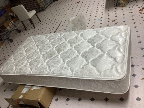 Supreme Comfort twin mattress - Lot 216