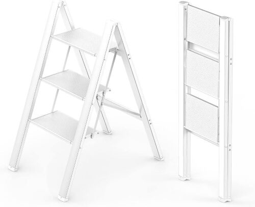 WOA WOA 3 Step Ladder, 300lb Capacity  - Lot 831