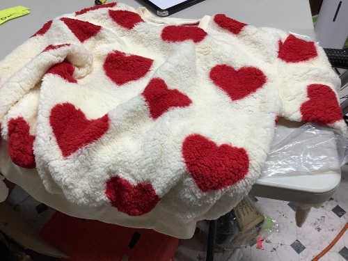 Ladies size large white with hearts fleece pull over - Lot 80