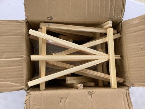 Box of Small Easels - Lot 741