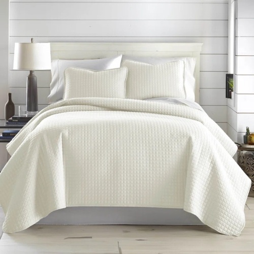 Vilano Springs ® Oversized, light-weight Hotel Quality Quilt Set with matching shams Queen/Full - Lot 3553