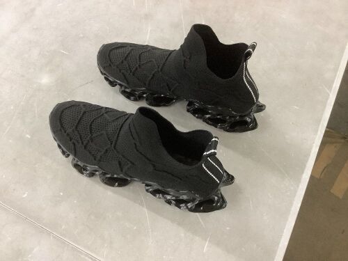 Black Sneakers - Lot 343