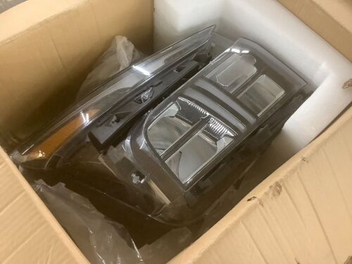 Lot of (2) Passenger Headlight for 21-24 Hyundai Santa Fe  - Lot 390