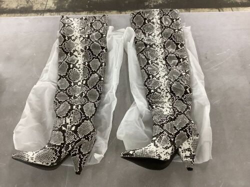 LuxeDress Snakeskin Boots - Lot 462