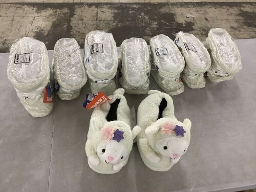 Lot of (8) Lamb Slippers - Lot 562