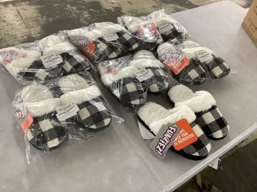 Lot of (7) Buffalo Plaid Slippers, Small - Lot 567