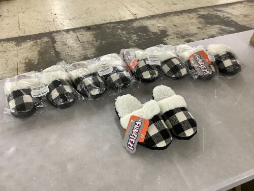 Lot of (5) Buffalo Plaid Slippers - Lot 867