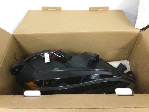 Vehicle Headlight (Unknown Fit) - Lot 5160