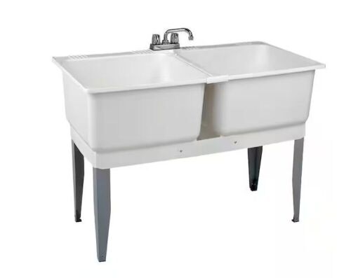 MUSTEE 46 in. x 34 in. Plastic Laundry Tub - Lot 50