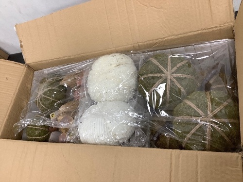 Box of Fall and Autum Decorations - Lot 5255