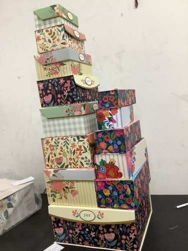 Set of 13 Gift Boxes - Lot 5602