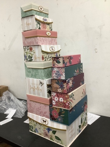 Set of 13 Gift Boxes - Lot 5603