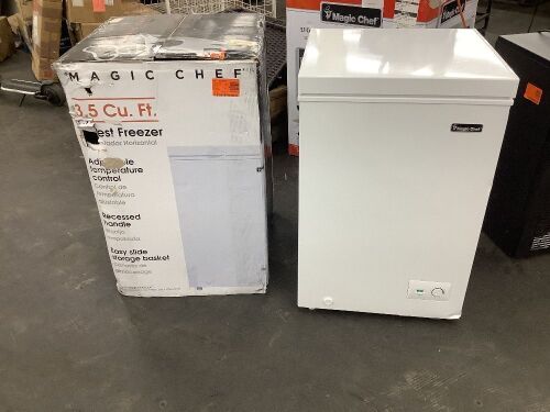 Magic Chef 3.5 cu. ft. Manual Defrost Chest Freezer in White - Scratch/Dent - Lot 91