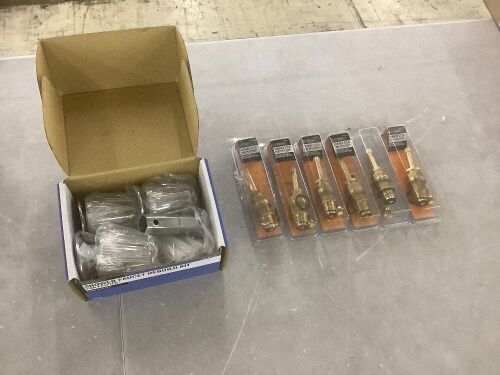 Everbilt Shower Valve Rebuild Kit in Chrome Finish with Clear Acrylic Round Knobs for Price Pfister & (6) Shower Stems - Lot 509