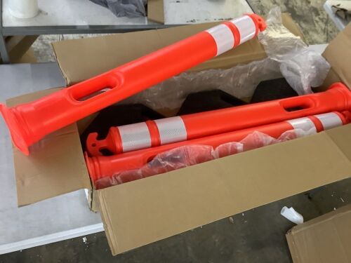 Black Base Plastic T-Top Road Safety Delineator Post, 3 Pack  - Lot 176