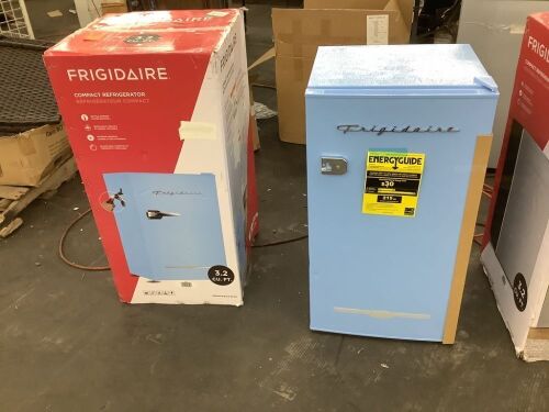 Frigidaire 3.2 cu. ft. Retro Vintage Compact Mini Fridge in Blue - Dents - Lot 81