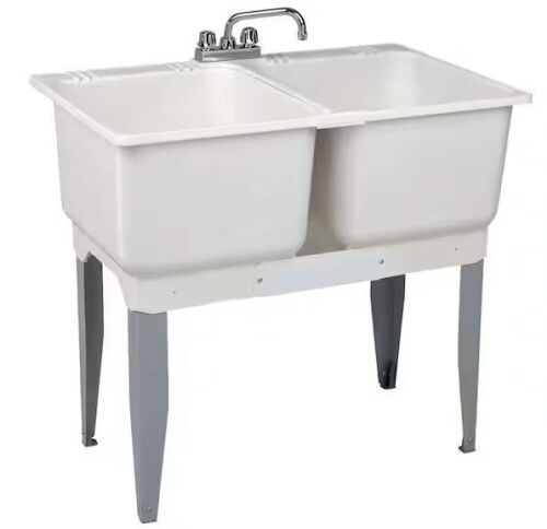 MUSTEE 36 in. x 34 in. Plastic Laundry Tub - Lot 636