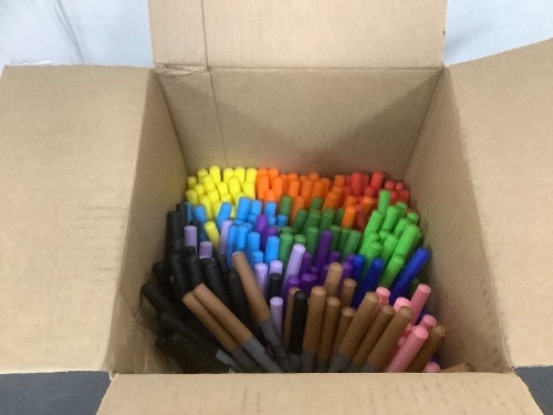 Lot of Multi-Colored Markers - Lot 5921