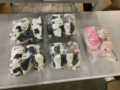 Lot of (4) Cow Slippers & (1) Pig Slippers - Lot 670