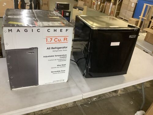 Magic Chef 1.7 cu. ft. Freezerless Mini Fridge in Black - Dented - Lot 108