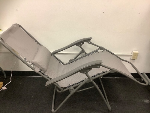 Anti Gravity Chair, Arm Needs Repaired w/ Attached Bolt, E-Commerce Return, Sold as is - Lot 50