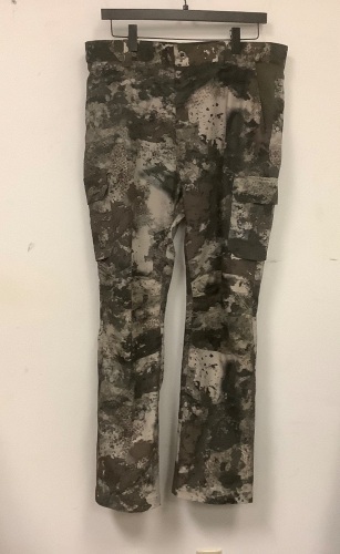 Camo Pants for Men, XL, E-Comm Return - Lot 273