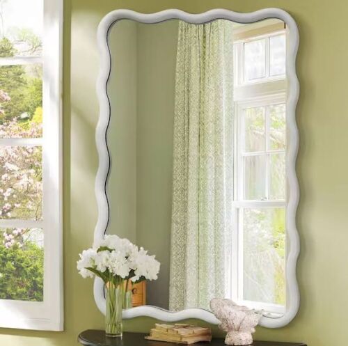Hochwertiges 20 in. W x 30 in. H Wavy White Wood Framed Wall Mirror - Lot 108