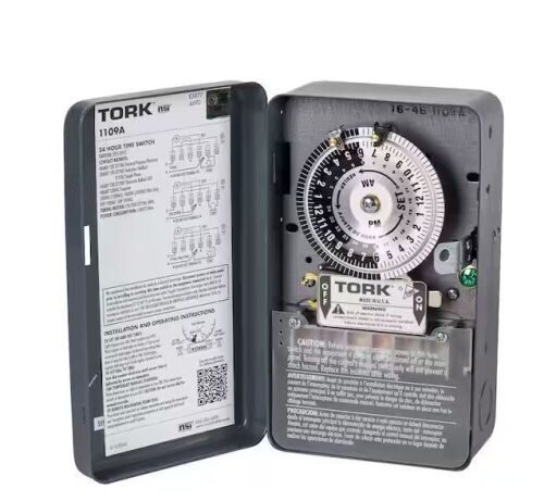 TORK 40 Amp 24-Hour Indoor Mechanical Timer Switch - Lot 323