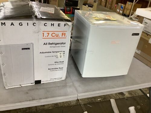 Magic Chef 1.7 cu. ft. Freezerless Mini Fridge, White - Lot 51