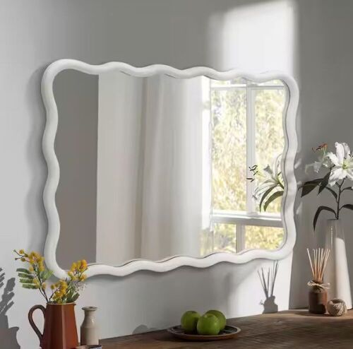 Hochwertiges 20 in. W x 30 in. H Wavy White Wood Framed Wall Mirror - Lot 160