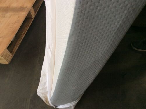Queen Size Memory Foam Mattress - Lot 576