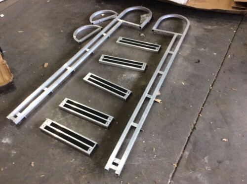 VEVOR Aluminum 5 Step Flip Up Dock Ladder with Hand Rails, 330lbs Weight Capacity, 21inch Step - No Hardware  - Lot 917