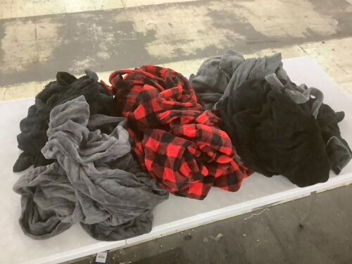 Lot of (6) Bath Robs, Multiple Sizes - Lot 697