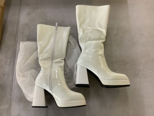 White Platform Boots, Size 34  - Lot 420