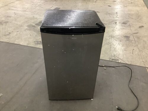 Upstreman 3.2 Cu.Ft Mini Fridge with Freezer, Single Door - Scratch/Dent  - Lot 86