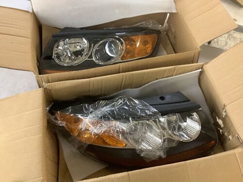 Headlights for 07-12 Hyundai Santa Fe  - Lot 792