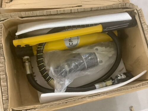 8T Portable Hydraulic Flange Spreader - Lot 425