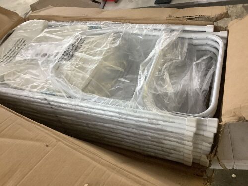 VINGLI 10 Pack White Folding Chairs  - Lot 104