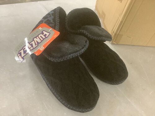 Lot of (7) Black Slippers  - Lot 816