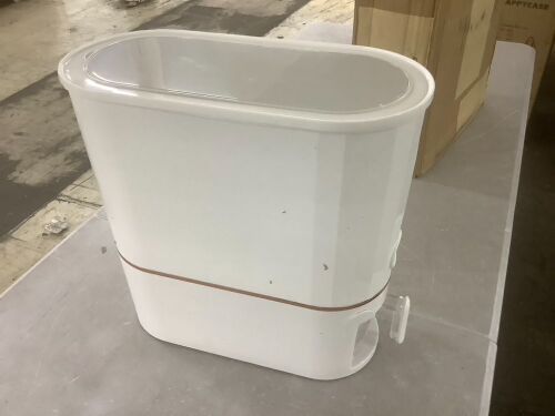 Dry Food Dispenser - Cracked - Lot 288
