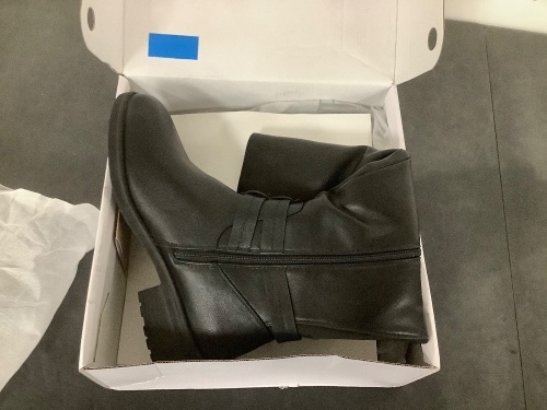 Dream Paris Size 8.5 Women Boots - Lot 386