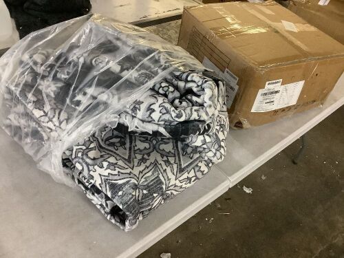 9' x 12' Area Rug  - Lot 105
