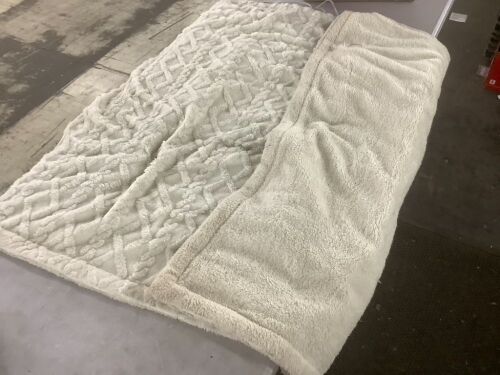 Electric Throw Blanket  - Lot 169