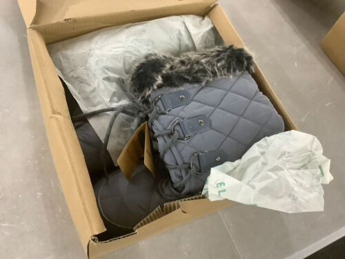 Women's Boots, Size 9 - Lot 186